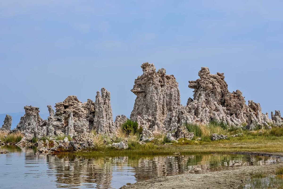 Gruppo di formazioni tufacee sulla riva del Mono Lake in California.