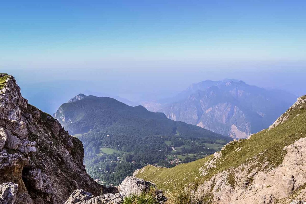 Widok na górski szlak Grignetta z nieskończonymi pasmami Alp