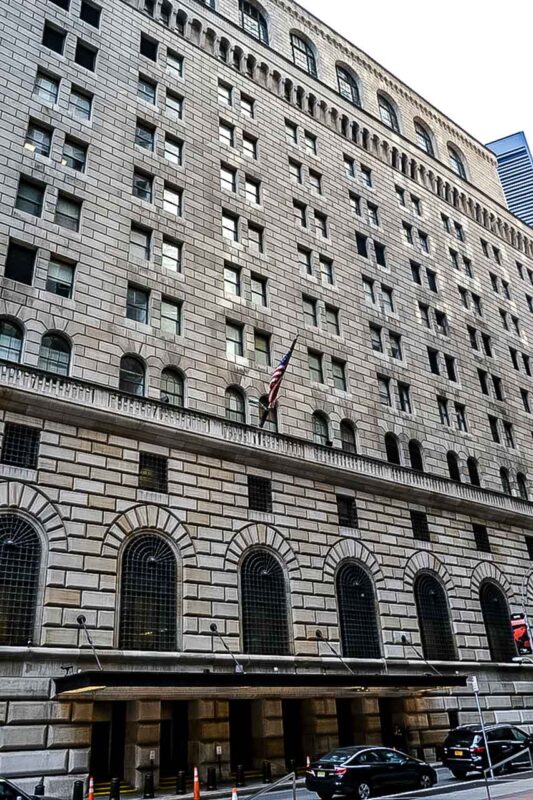 Fasada Federal Reserve Bank of New York przy ulicy na Dolnym Manhattanie