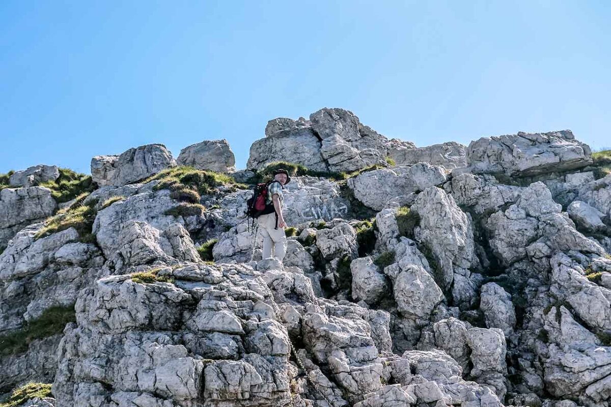 Widok na skalne formacje Grignetta z przestrzenią dolin i szczytów
