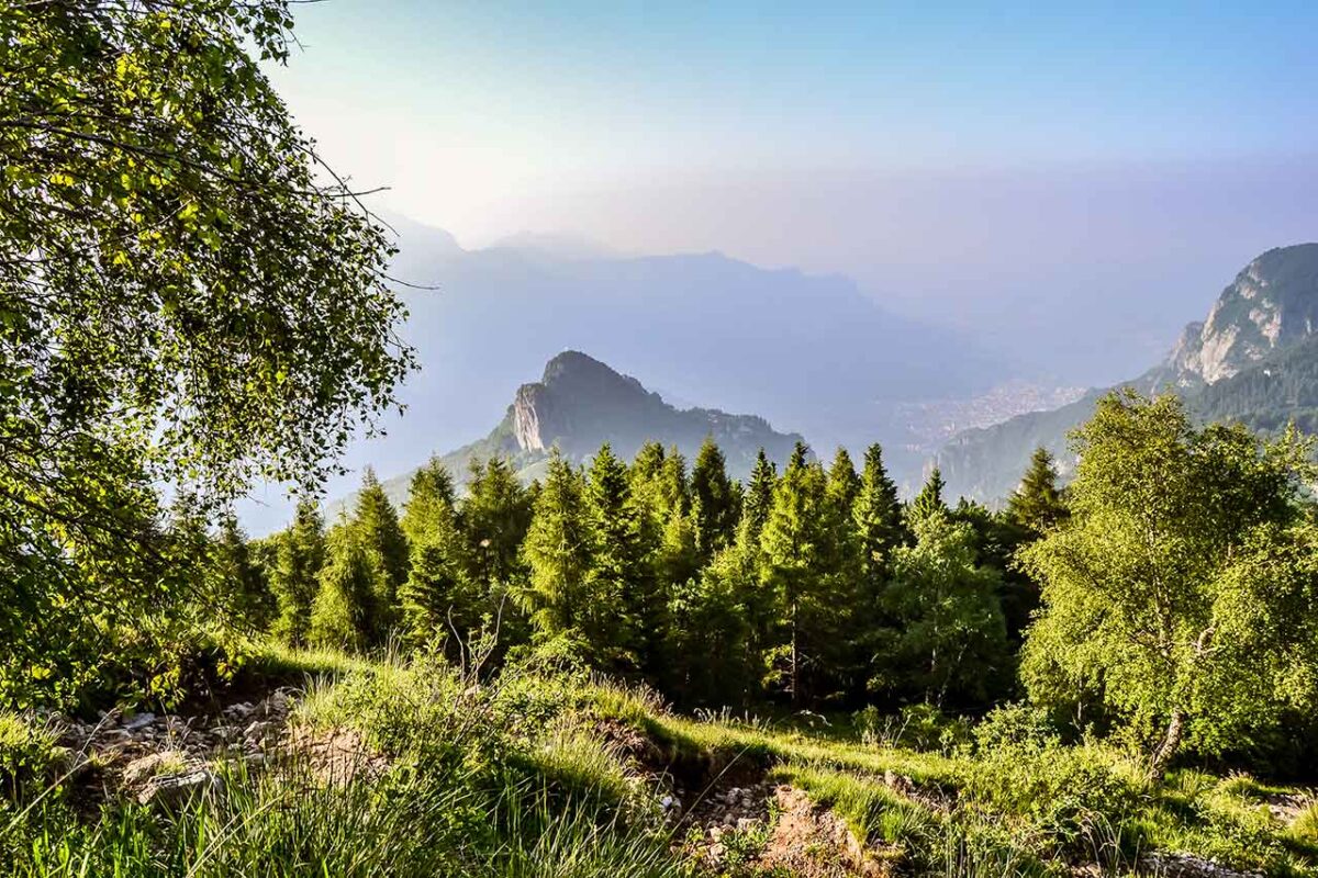 Panorama skalistej grani Grignetta z dolinami i niebem w tle