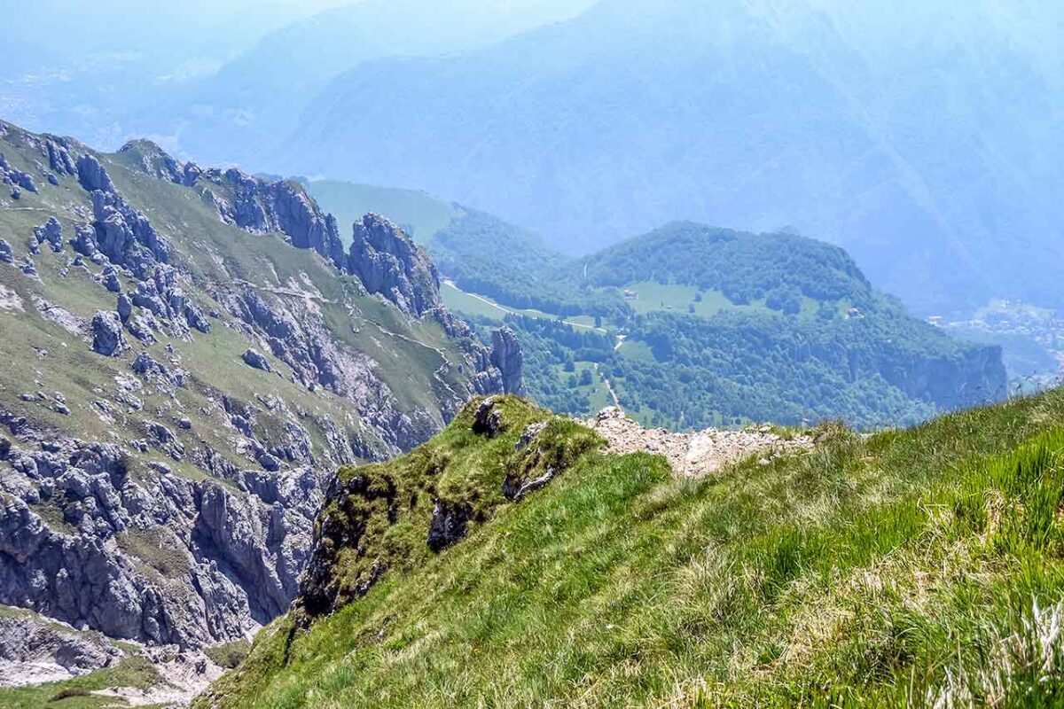 Widok na grzbiet Grignetta z góry oraz dolinę poniżej