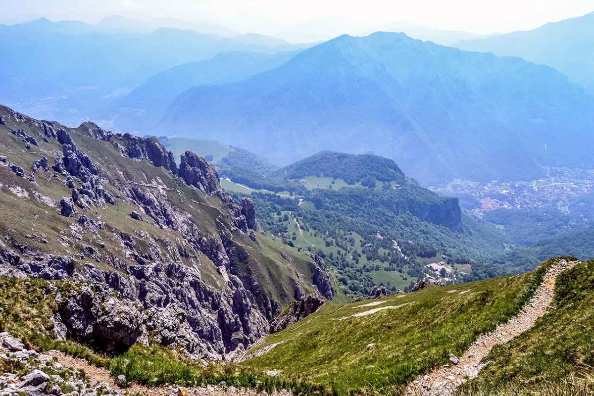 Panorama szlaku górskiego Grignetta z widokiem na doliny i formacje skalne