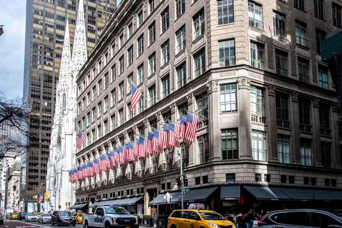 Katedra św. Patryka przy Fifth Avenue w Nowym Jorku, widoczna między budynkami Manhattanu