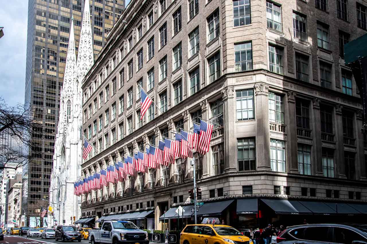 Katedra św. Patryka przy Fifth Avenue w Nowym Jorku, widoczna między budynkami Manhattanu